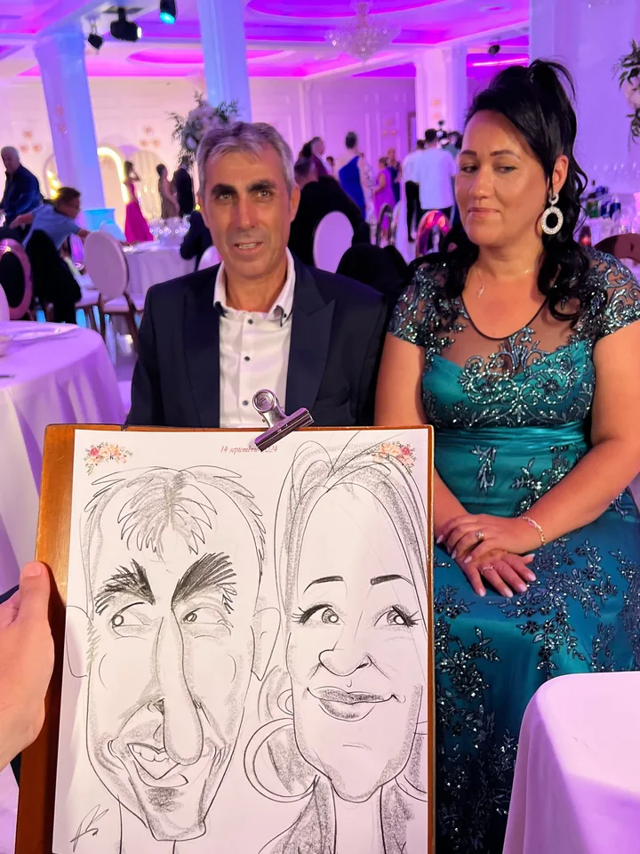 Caricatura unei mirese desenată live la nuntă pe plaja din Mamaia