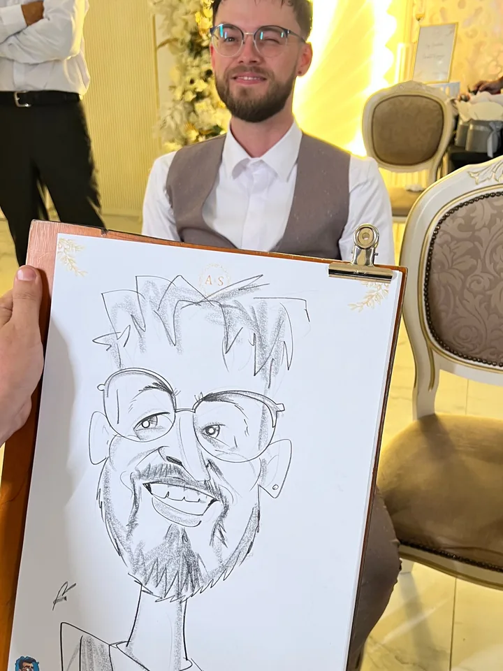 Caricatura unui mire la nuntă în Centrul Vechi al Brașovului