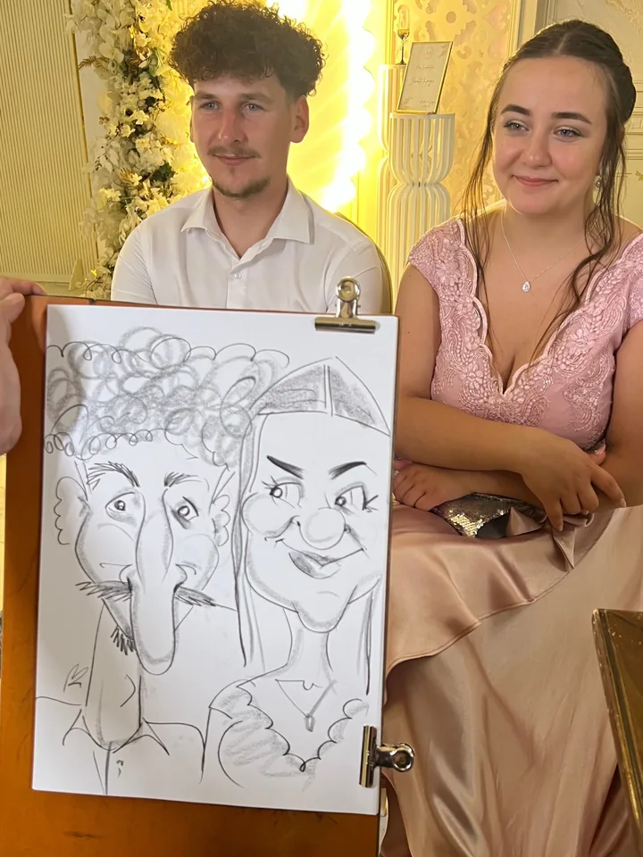 Caricatură de cuplu la nuntă într-o pensiune din zona mănăstirilor bucovinene