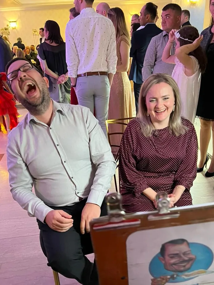 Mireasă din Bacău râzând la masa caricaturistului în restaurant din centrul orașului