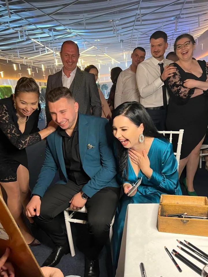 Caricaturist Caricaturescu desenând live pentru invitații unui eveniment